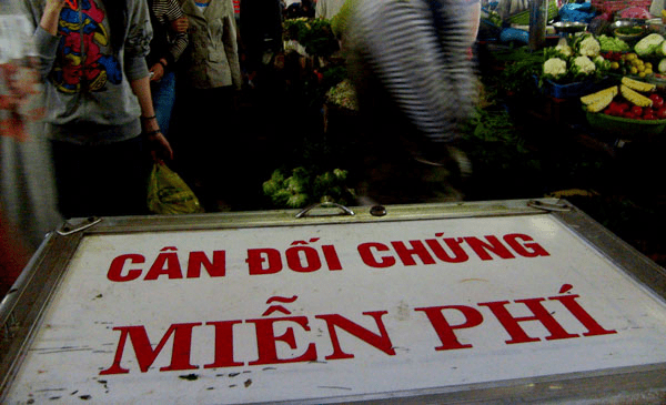 Cân Äá»i chứng miá»
n phà tại chợ Äầm nha trang
