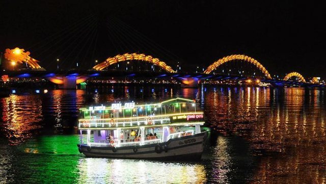 Vẻ đẹp lung linh trên sông Hàn về đêm