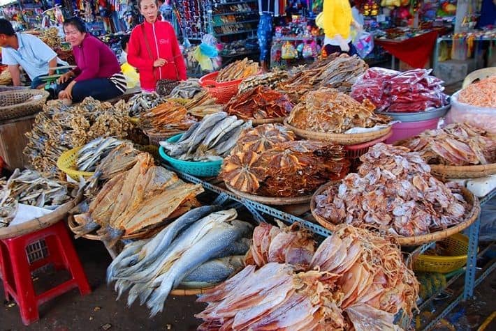 Đồ khô bày bán tại chợ Đầm nha trang