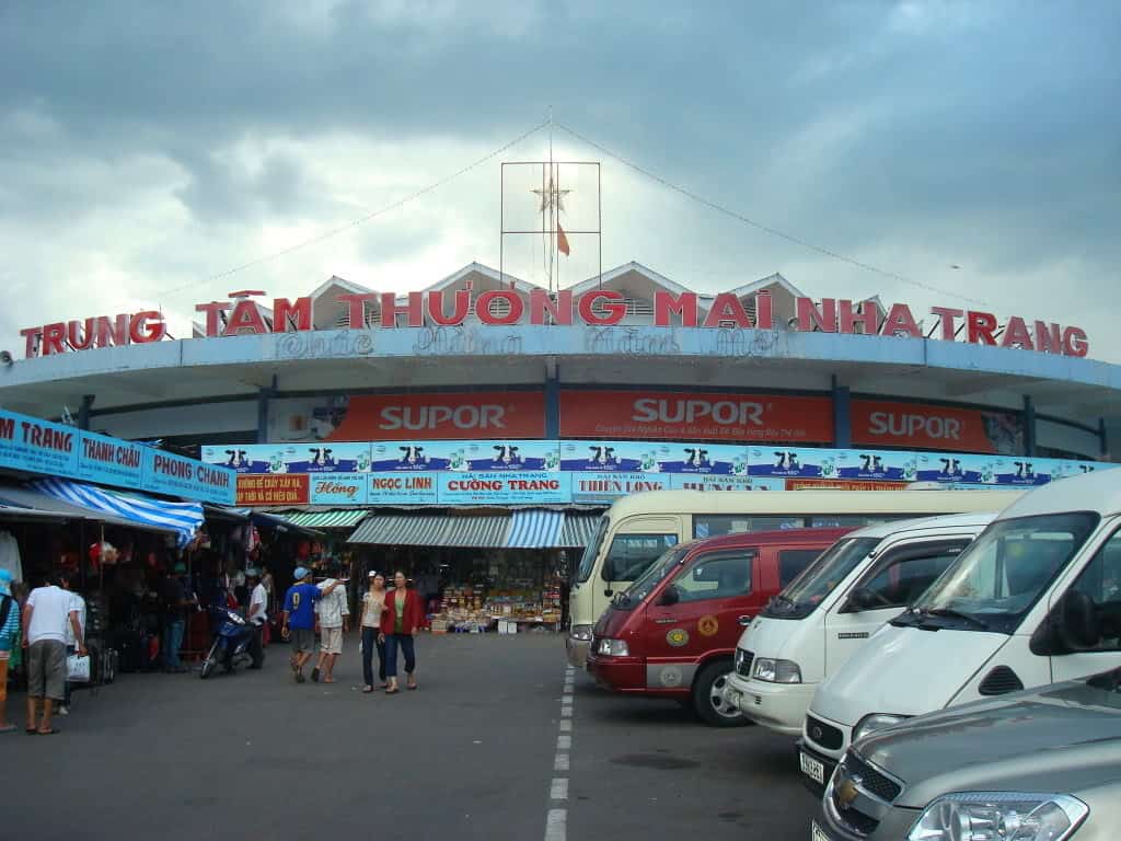 Chợ Äầm Nha Trang luôn thu hút Äông Äảo khách du lá»ch (Ảnh sưu tầm)