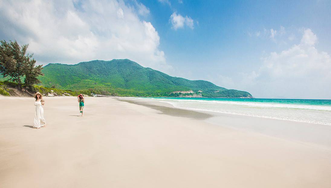 Dạo bộ trên những dải cát bãi dài tại nha trang Dạo bộ trên những dải cát bãi dài tại nha trang