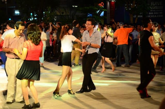 Khiêu vũ trên phố đi bộ Đà Nẵng 