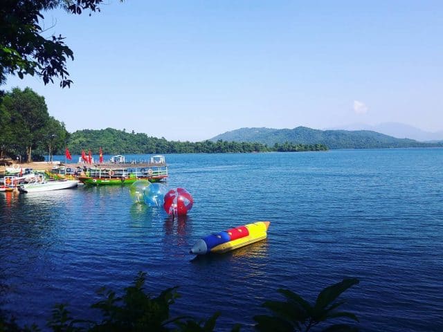 vui chơi trên hồ Phú Ninh