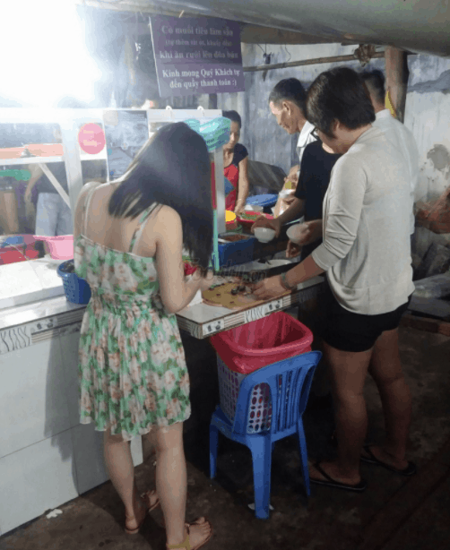 Hình ảnh các thực khách tự tay làm món bún quậy Hình ảnh các thực khách tự tay làm món bún quậy