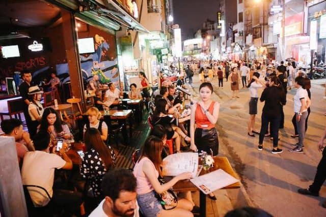 Phố Bùi Viện luôn luôn nhộn nhịp (ảnh ST) Phố Bùi Viện luôn luôn nhộn nhịp (ảnh ST)