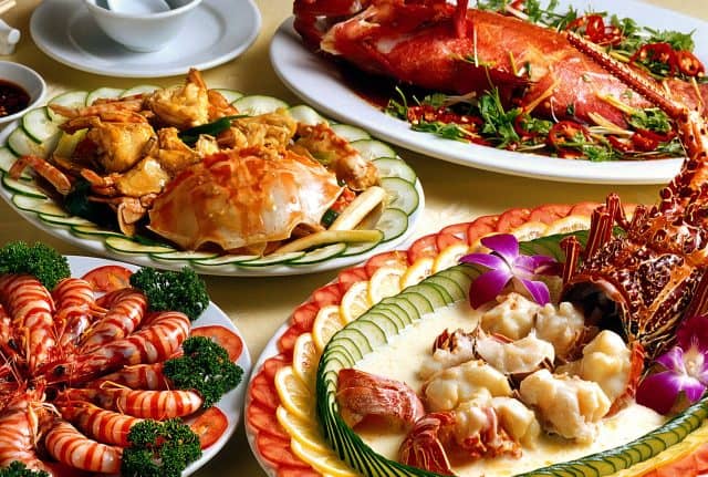 Cùng thưởng thức món bánh, hải sản ngon tuyệt (Ảnh ST)