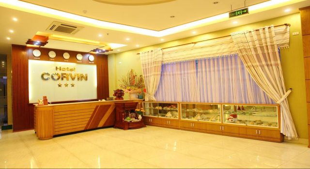 Quầy lễ tân của khách sạn Corvin được thiết kế rất sang trọng (ảnh ST) Quầy lễ tân của khách sạn Corvin được thiết kế rất sang trọng (ảnh ST)