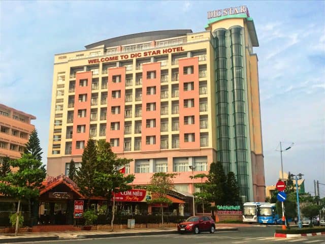 Toàn nhà khách sạn nằm cao sừng sững trên khu phố (ảnh ST) Toàn nhà khách sạn nằm cao sừng sững trên khu phố (ảnh ST)