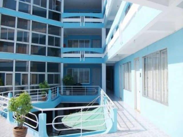 Phía ngoài sân của khách sạn sạch sẽ thoáng mát (ảnh ST)