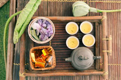 Thưởng thức bánh đậu xanh với nước trà