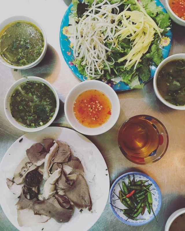 Bữa sáng no nê với mâm bánh hỏi cháo lòng (ảnh: ST)