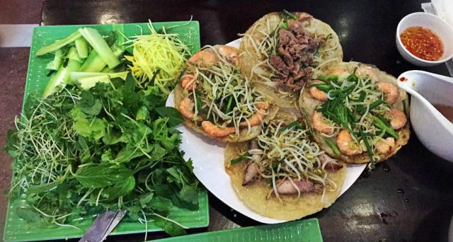 Một mâm bánh xèo sẽ được dọn lên như thế này (ảnh: ST)