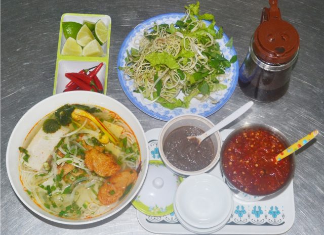 Tô bún đầy ngập chả cá chỉ có giá 25k (ảnh: ST)