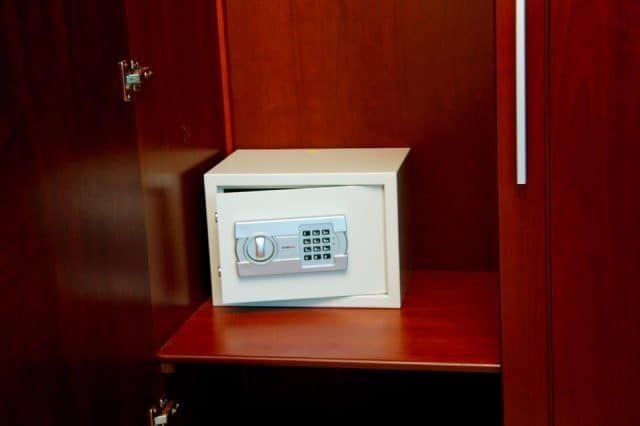Khách sạn còn tinh tế trang bị két sắt ở các phòng (ảnh ST) Khách sạn còn tinh tế trang bị két sắt ở các phòng (ảnh ST)