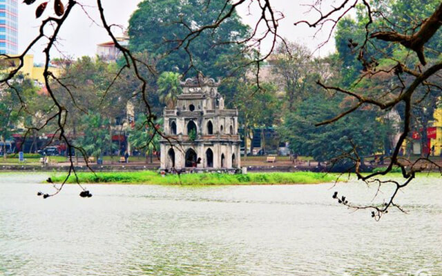 hồ gươm là địa điểm không thể bỏ qua khi du lịch ở Hà Nội