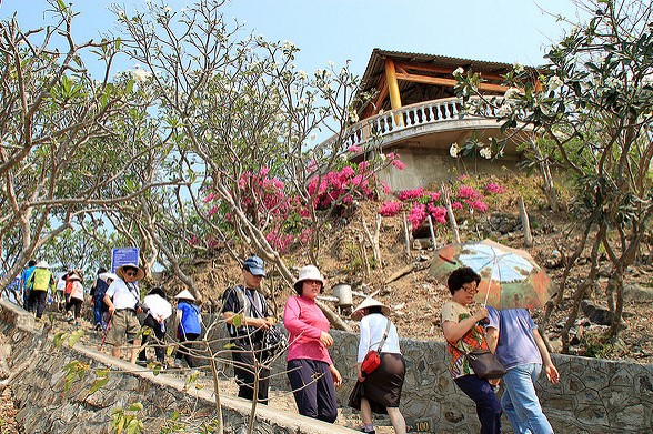 Lối lên khu du lịch tượng Chúa (Nguồn sưu tầm)