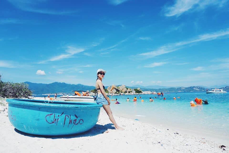 Check-in tại bãi tắm biển đảo Bình Ba ( Ảnh: ST)