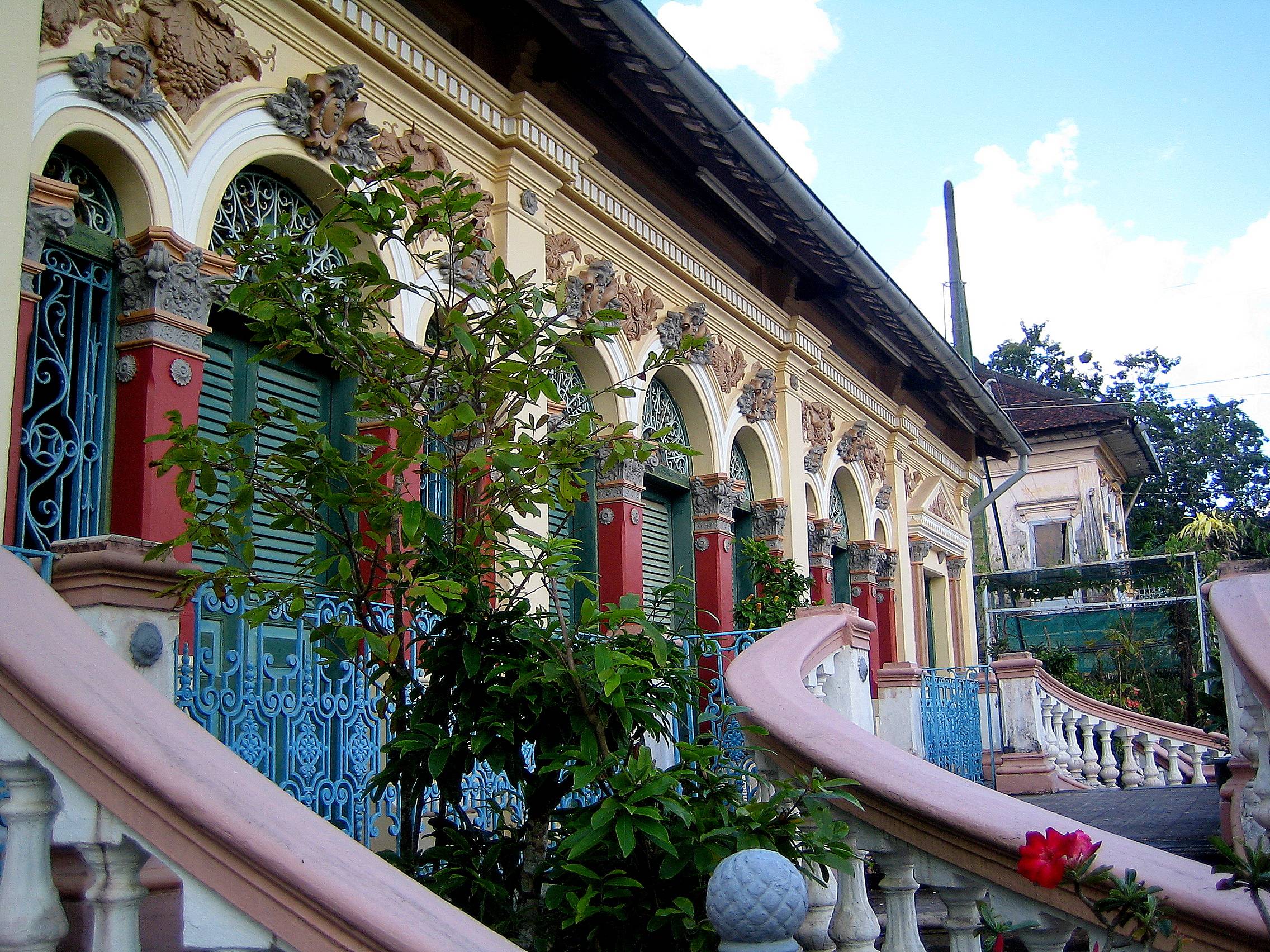 Kiến trúc độc đáo bên ngoài nhà cổ (nguồn sưu tầm) Kiến trúc độc đáo bên ngoài nhà cổ (nguồn sưu tầm)