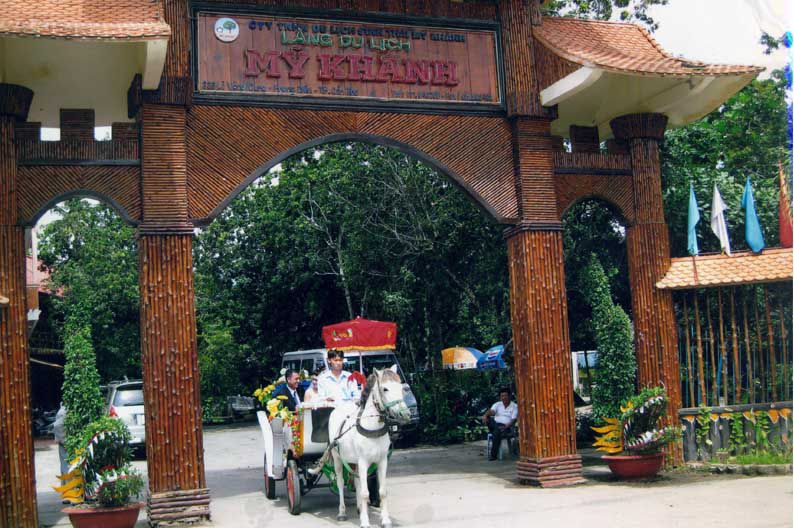 Cổng vào làng du lịch (nguồn sưu tầm) Cổng vào làng du lịch (nguồn sưu tầm)