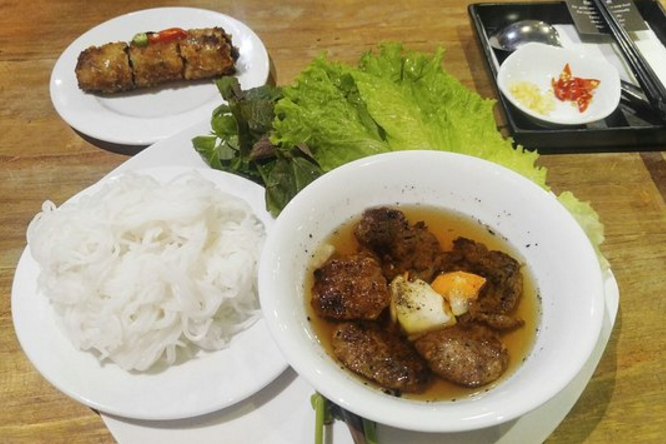 Một suất bún chả nhà hàng bình dân ăn ngon ở sài gòn Một suất bún chả nhà hàng bình dân ăn ngon ở sài gòn
