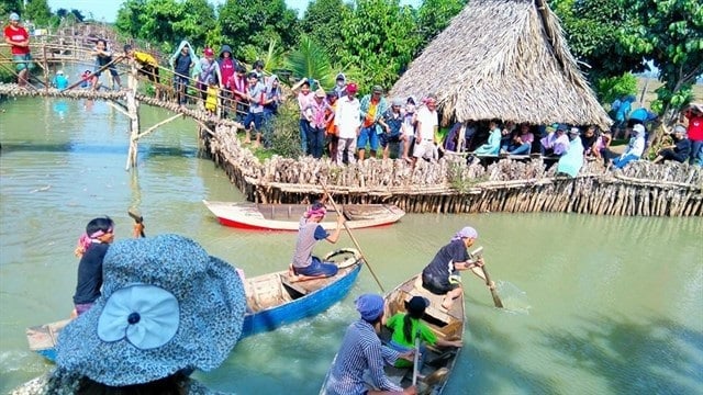 Chèo xuồng là hoạt động giải trí được nhiều người ưu thích Chèo xuồng là hoạt động giải trí được nhiều người ưu thích