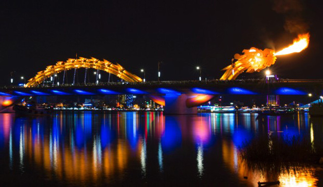 Địa điểm du lịch đẹp ở Đà Nẵng - Cầu Rồng phun lửa, phun nước 