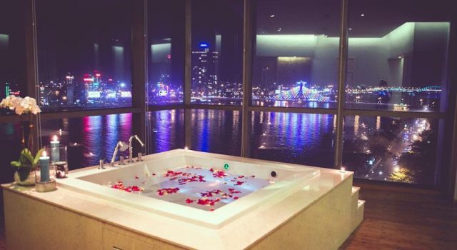 Phòng tắm view ra cầu sông Hàn Phòng tắm view ra cầu sông Hàn