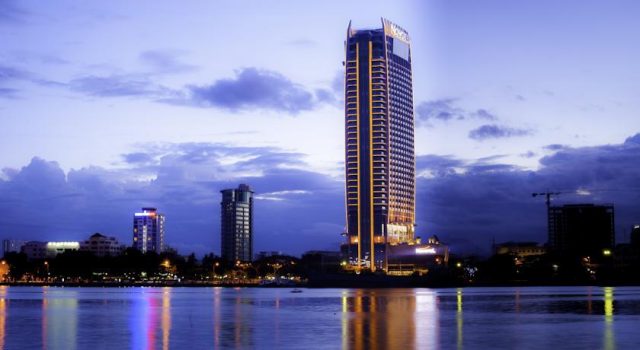 Vẻ đẹp khách sạn khi nhìn từ sông Hàn Vẻ đẹp khách sạn khi nhìn từ sông Hàn
