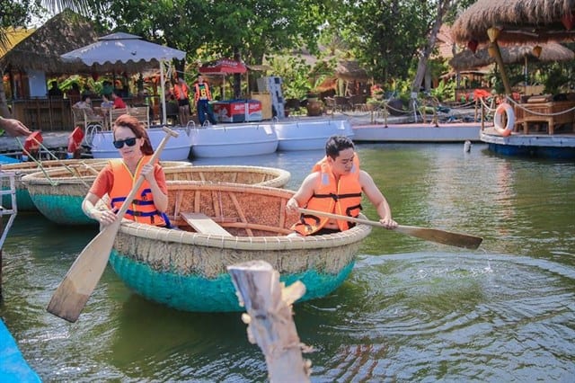 Khu du lịch gần Sài Gòn làng Tre Việt Khu du lịch gần Sài Gòn làng Tre Việt