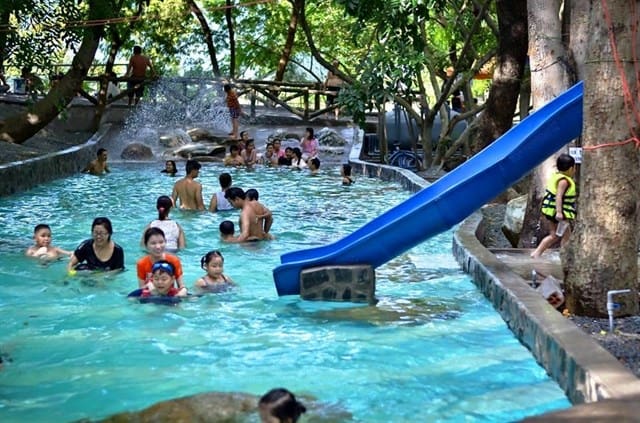 Khu du lịch còn có Hồ Bơi Công Viên Khu du lịch còn có Hồ Bơi Công Viên