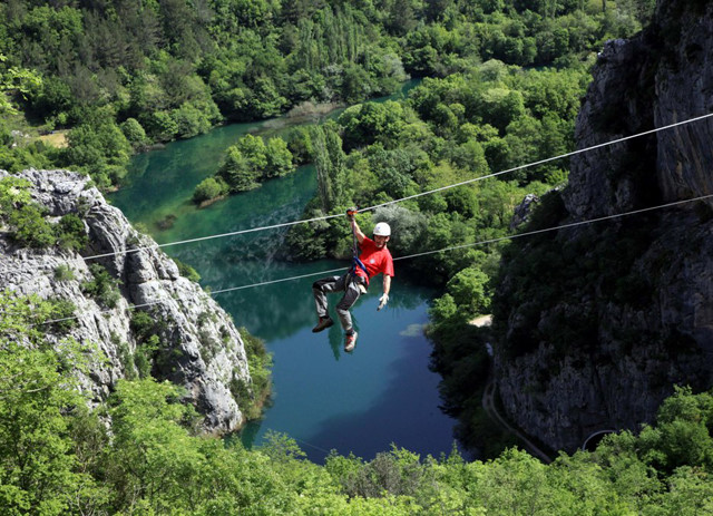 Trải nghiệm khá mới mẻ và thu hút khách nước ngoài là trò mạo hiểm Zipline Trải nghiệm khá mới mẻ và thu hút khách nước ngoài là trò mạo hiểm Zipline