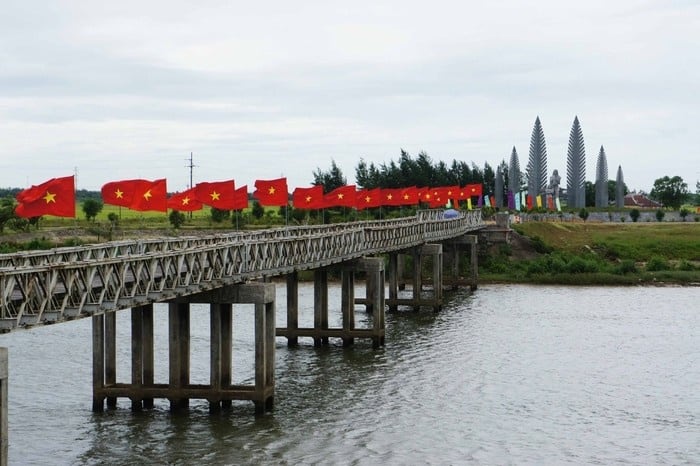 Cầu Hiền Lương và sông Bến Hải - địa điểm du lịch Quảng Trị Cầu Hiền Lương và sông Bến Hải - địa điểm du lịch Quảng Trị