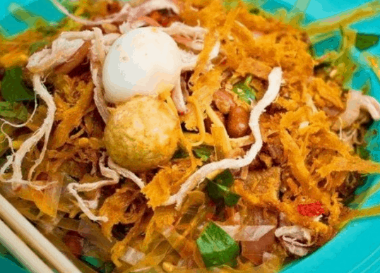 Món bánh tráng trộn là một trong những món ăn vặt ngon ở Sài Gòn