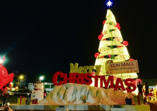 Cây thông Noel lộng lẫy tại Aeon Mall Cây thông Noel lộng lẫy tại Aeon Mall