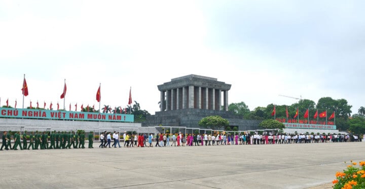 dòng người vào viếng lăng bác
