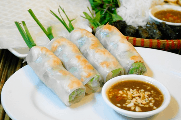 Gỏi cuốn là món ăn ngon mà bạn nên thử khi tới Sài Gòn