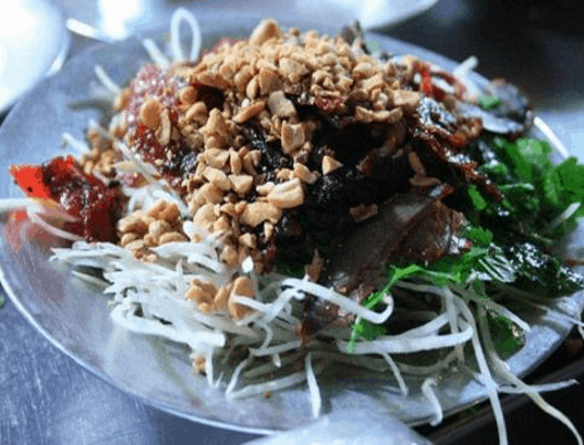 Gỏi khô bò là món không thể bỏ qua khi tới Sài Gòn