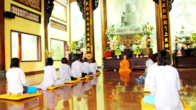 Thiền viện Trúc Lâm Bạch Mã - Chư tôn, phật tử ngồi thiền trước đại điện Thiền viện Trúc Lâm Bạch Mã - Chư tôn, phật tử ngồi thiền trước đại điện