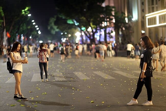 Đá cầu ở phố đi bộ Hà Nội