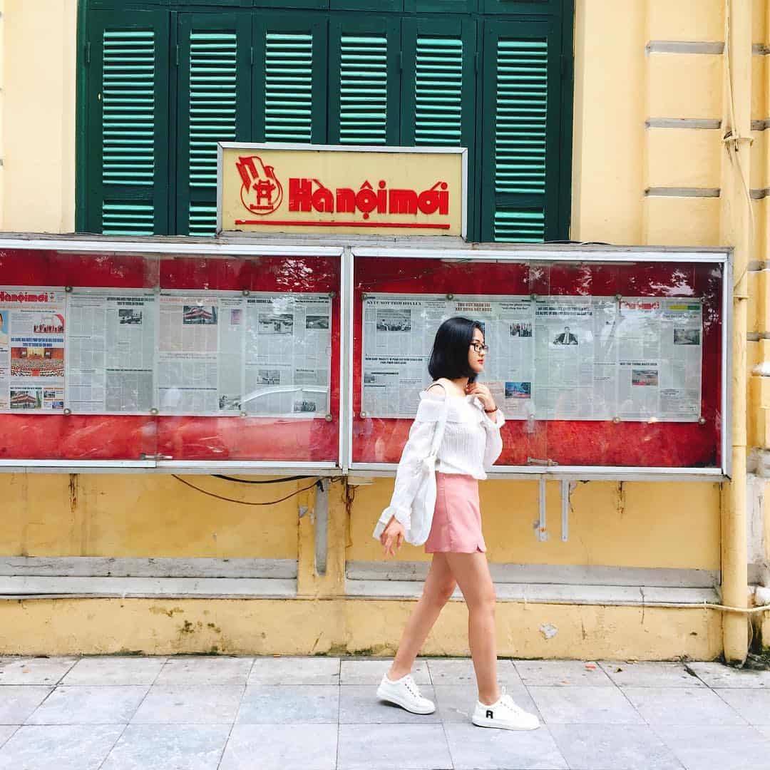 Chụp ảnh ở phố đi bộ Hà Nội