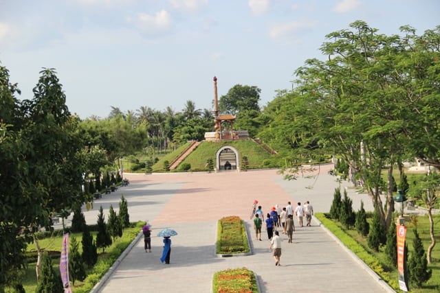 Dòng người hướng về thành cổ Quảng Trị để tri ân Dòng người hướng về thành cổ Quảng Trị để tri ân