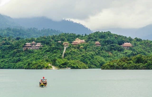 Thiền viện Trúc Lâm Bạch Mã nằm gọn gàng giữa lòng hồ nước Thiền viện Trúc Lâm Bạch Mã nằm gọn gàng giữa lòng hồ nước