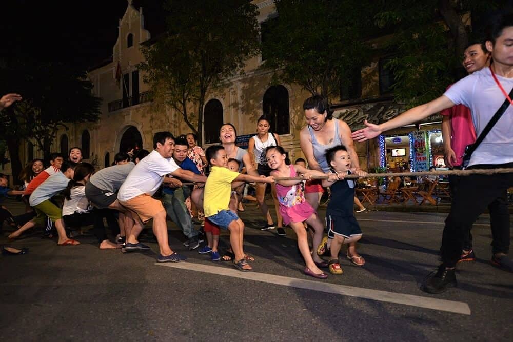 Trò chơi kéo co tổ chức ở phố đi bộ Hà Nội