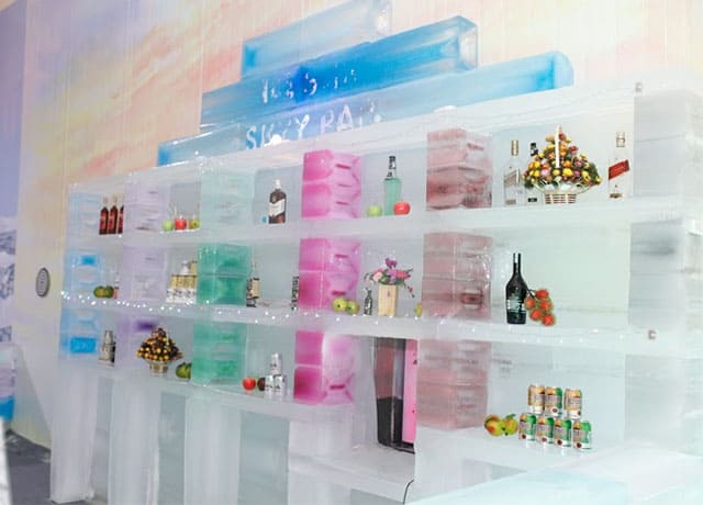 Từng vật dụng trong bar đều được trạm khắc tinh tế Từng vật dụng trong bar đều được trạm khắc tinh tế