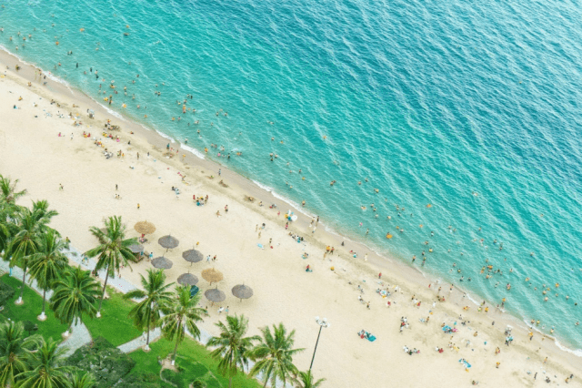 Cùng ngắm bãi biển khi du lịch nha trang bằng tự túc