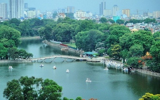 Vì hình thù đặc trưng của dải đất mà công viên có tên Thủ Lệ