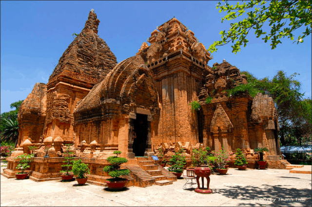 Khi du lịch nha trang tự túc ngắm tháp bà ponagar