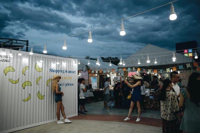 Tạo dáng cùng photo booth tại chợ phiên Đà Nẵng 01 Tạo dáng cùng photo booth tại chợ phiên Đà Nẵng 01