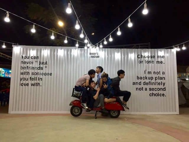 Tạo dáng cùng photo booth tại chợ phiên Đà Nẵng 02 Tạo dáng cùng photo booth tại chợ phiên Đà Nẵng 02