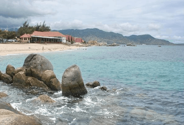 Bãi biển có nhiều đá ngầm (ảnh sưu tầm) du lịch biển miền nam
